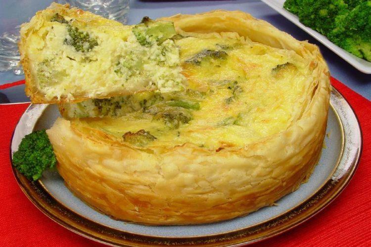 Torta folhada de queijo e brócolis 