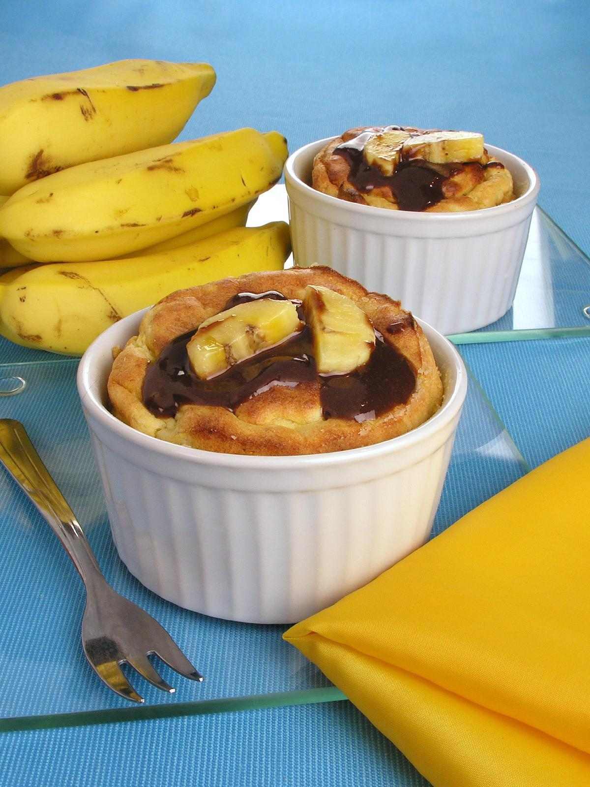 Suflê de banana com calda de chocolate 