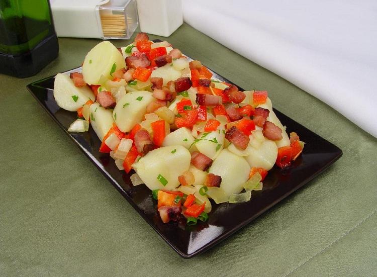 Salada de batata cozida com bacon 