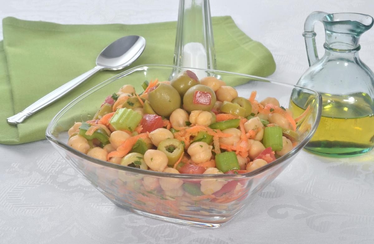Salada colorida com grão-de-bico 