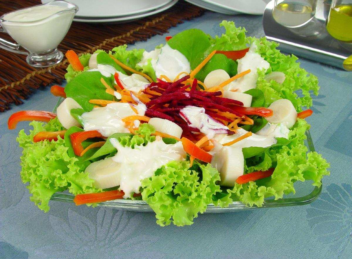 Salada colorida com molho incrementado 