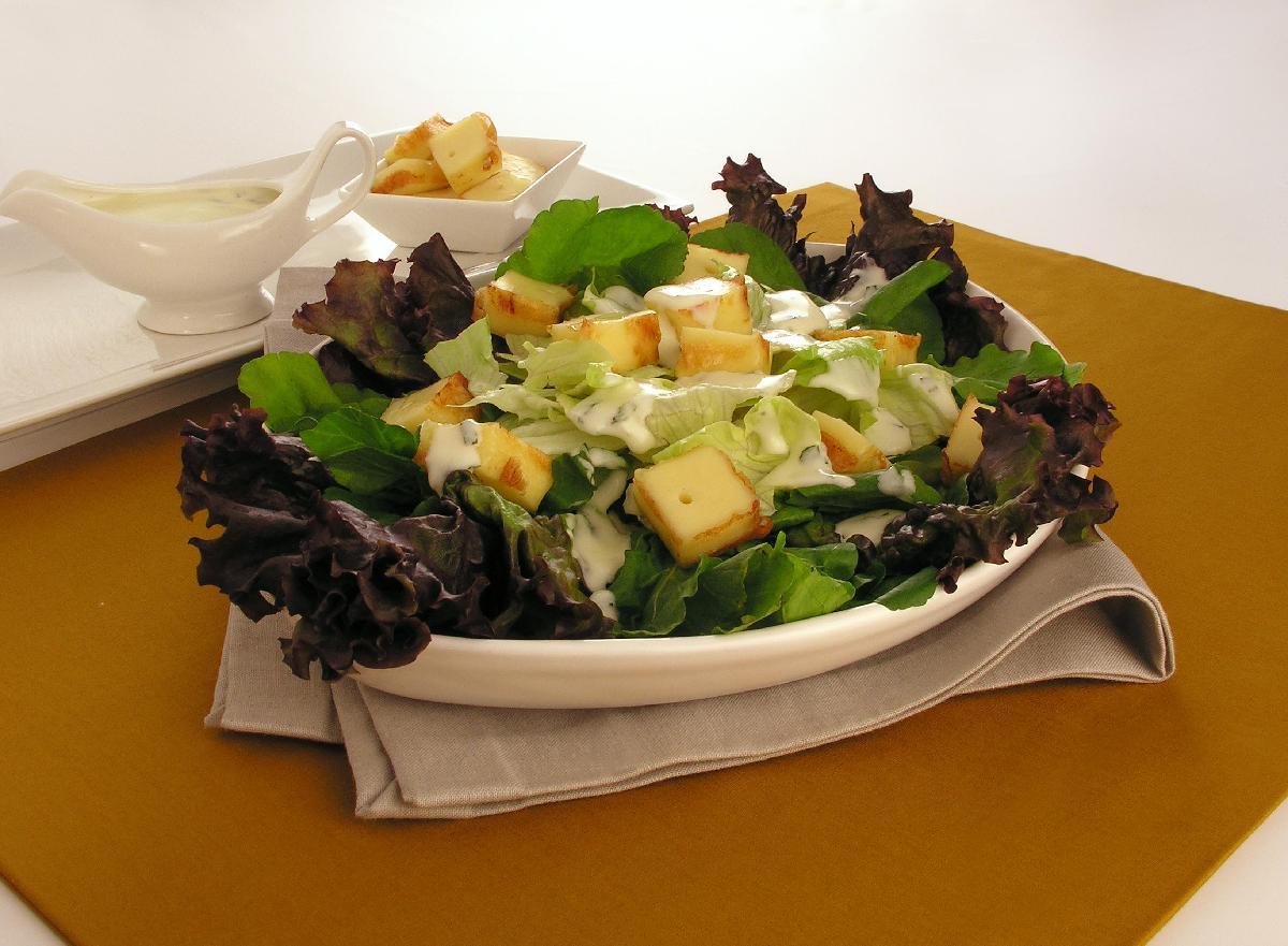 Salada de folhas com queijo grelhado 
