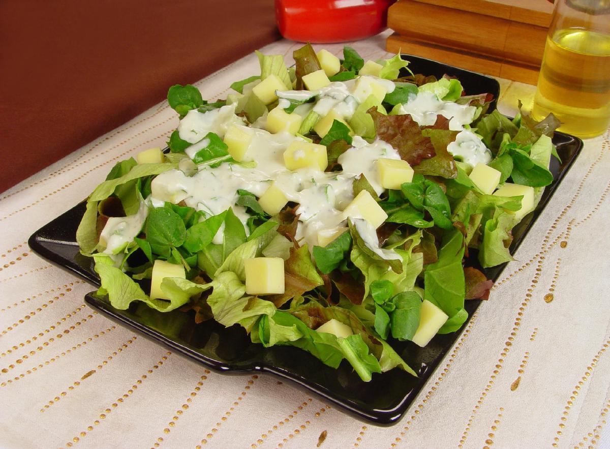 Salada de folhas com queijos 