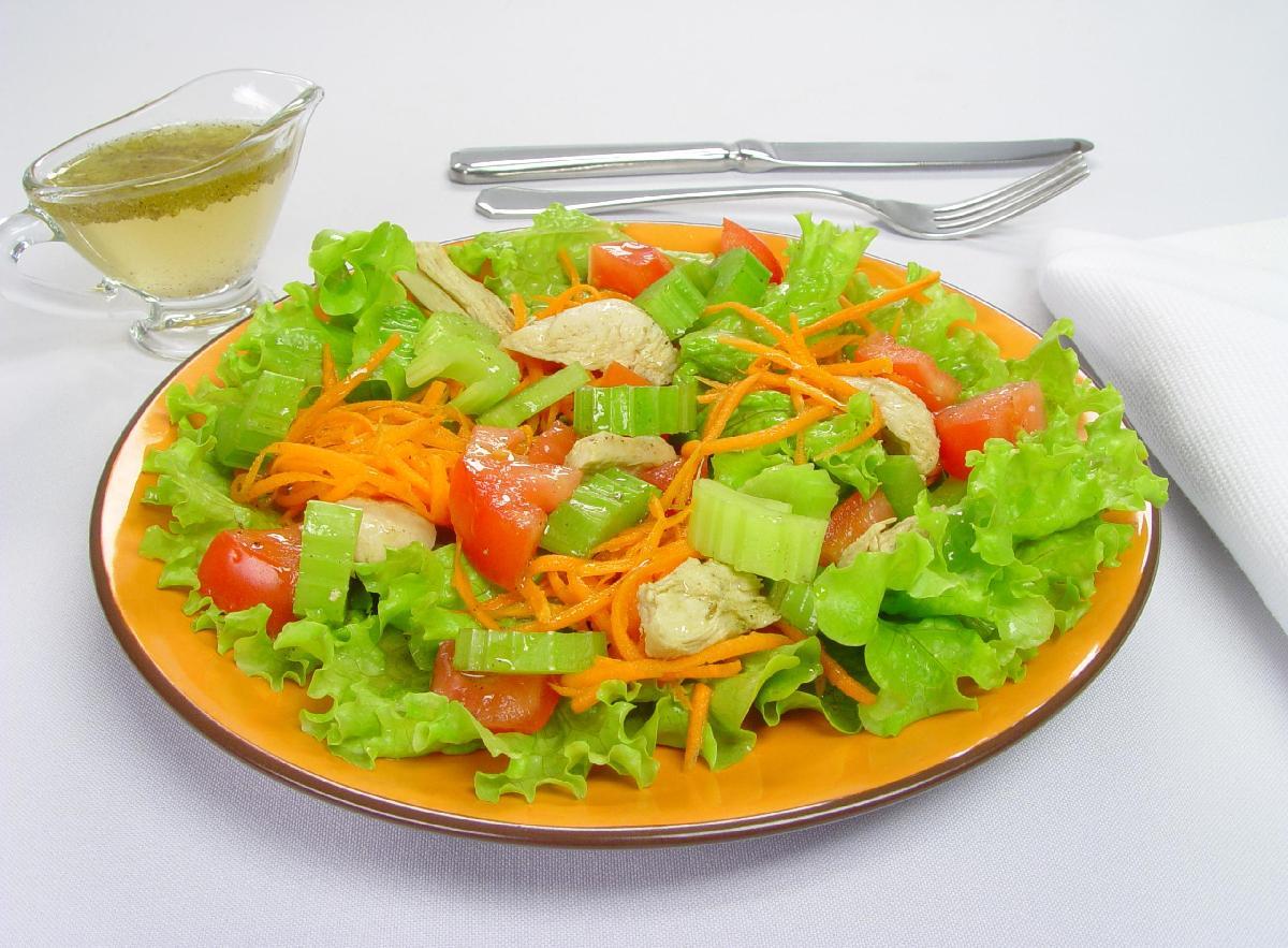 Salada de frango com chá verde 