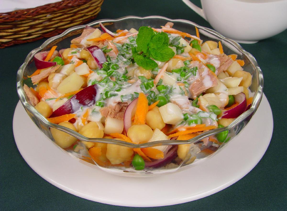Salada de grão-de-bico e atum 