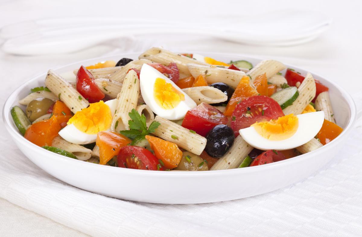 Salada de penne com legumes e ovos 