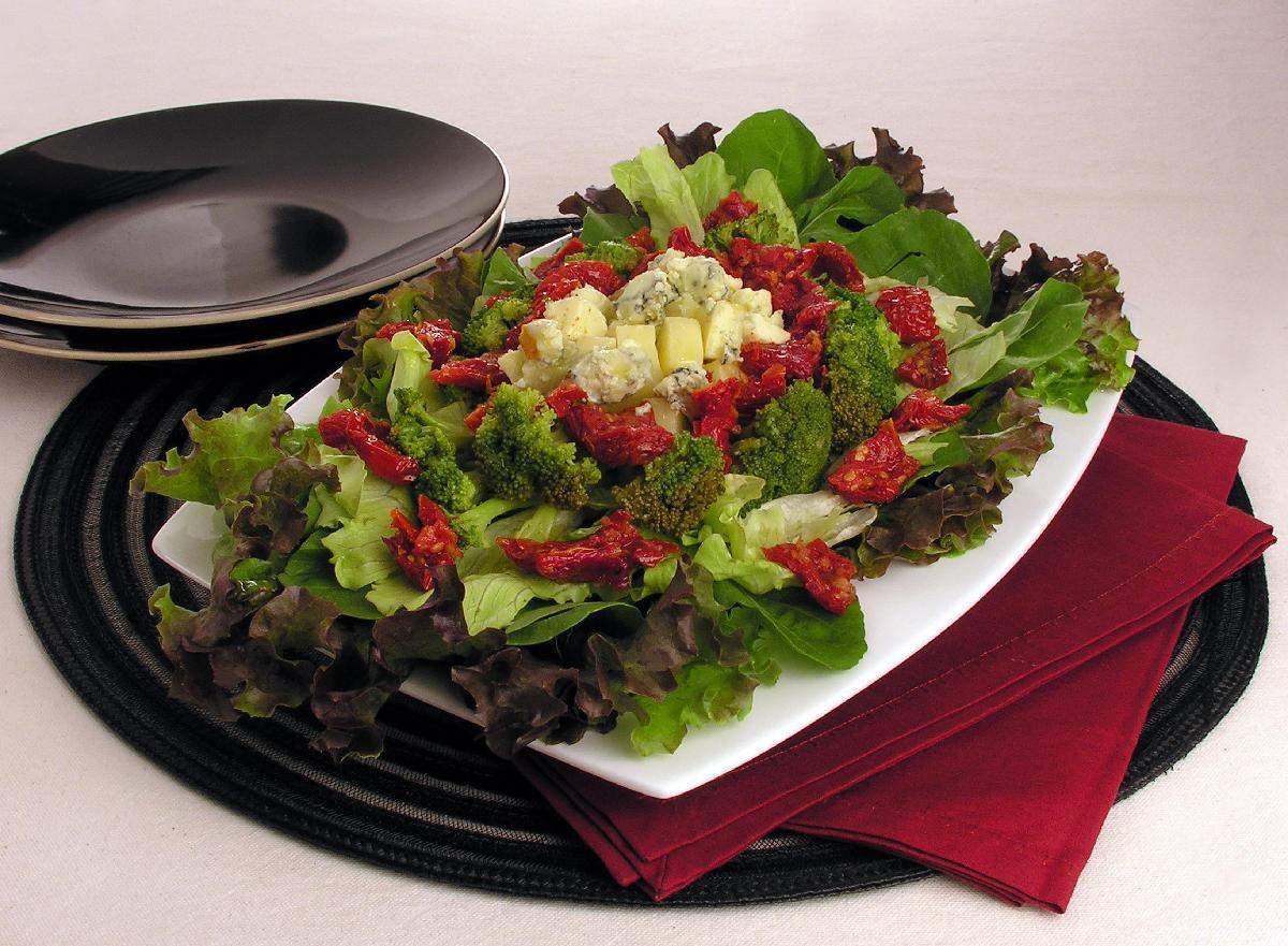 Salada de queijos e tomate seco 