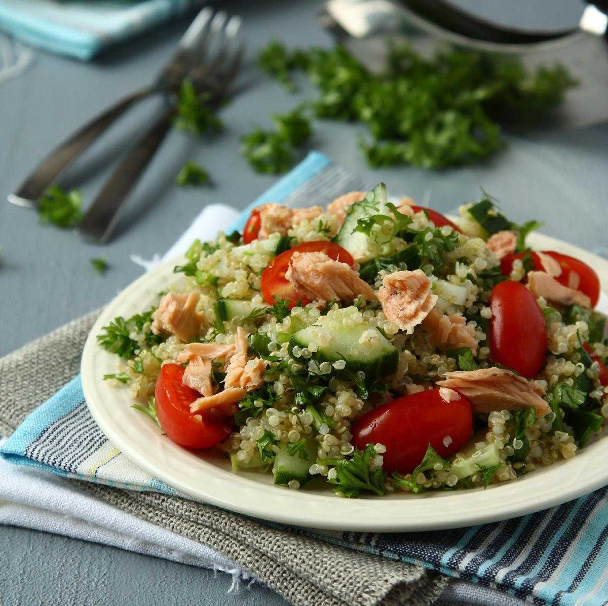 Salada de quinoa com atum e pepino 