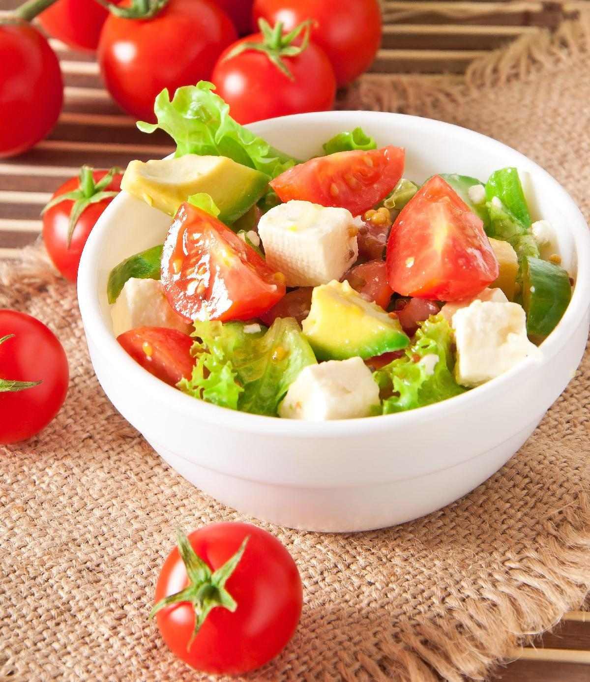 Salada de tomate-cereja e avocado 