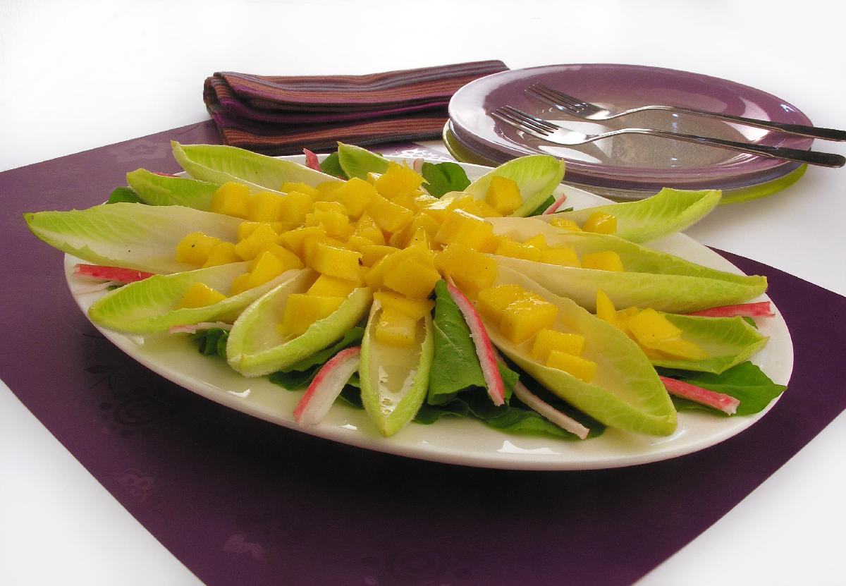 Salada tropical com endívia 