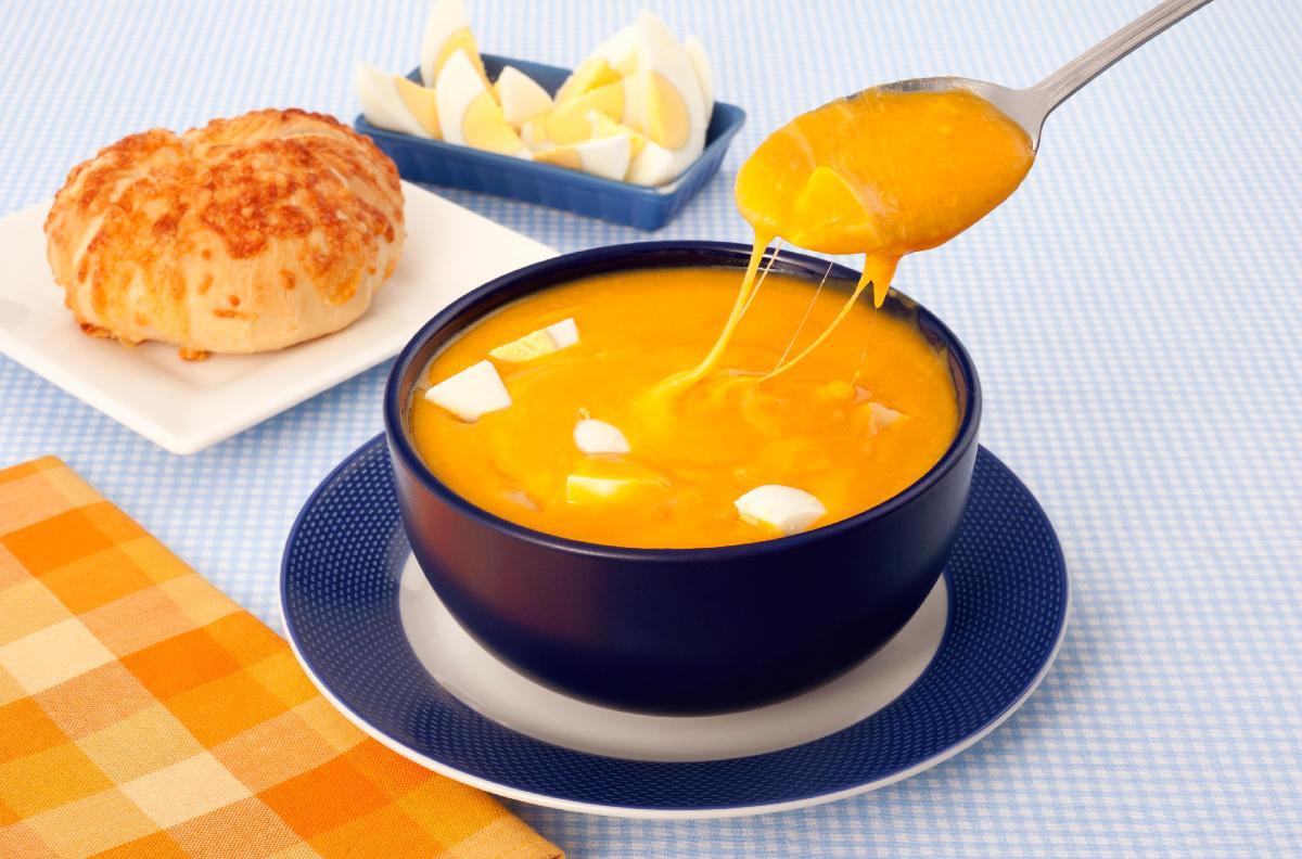 Sopa de cenoura com queijos 