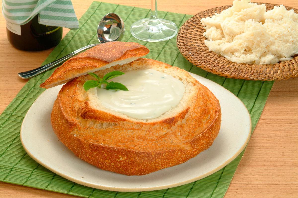 Sopa de queijo no pão italiano 