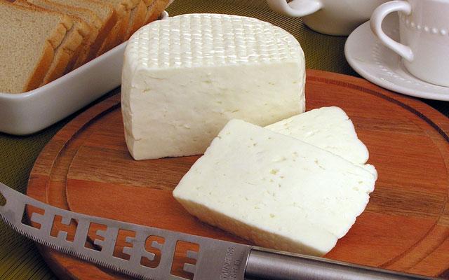 Escolha o melhor queijo branco para sua salada 