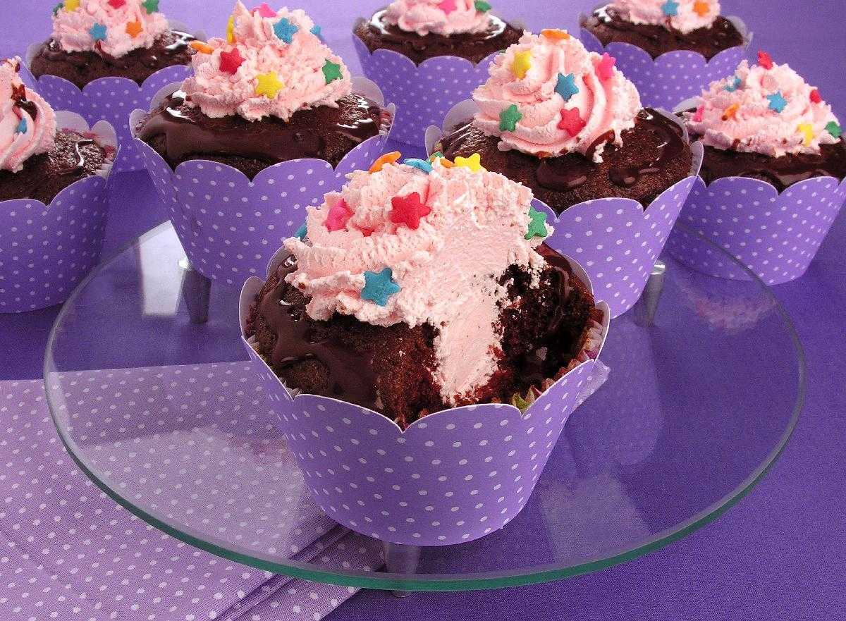 Cupcake de chocolate com morango 