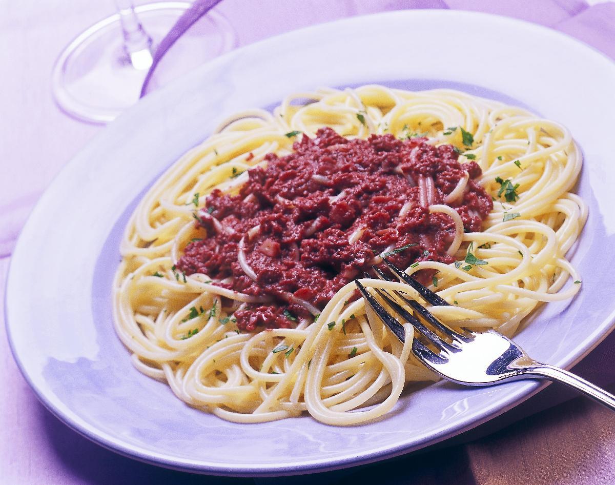 Espaguete com pasta de azeitona 