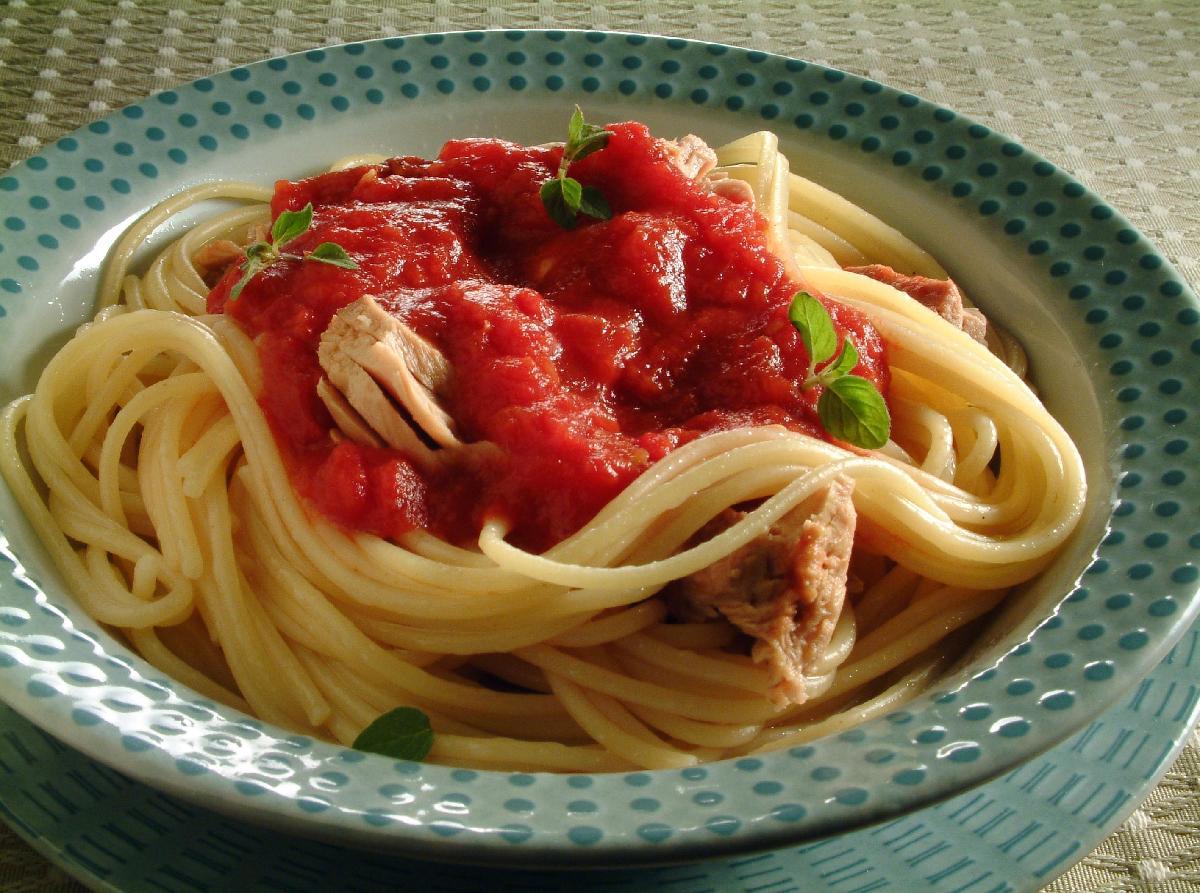 Espaguete de atum e tomate 