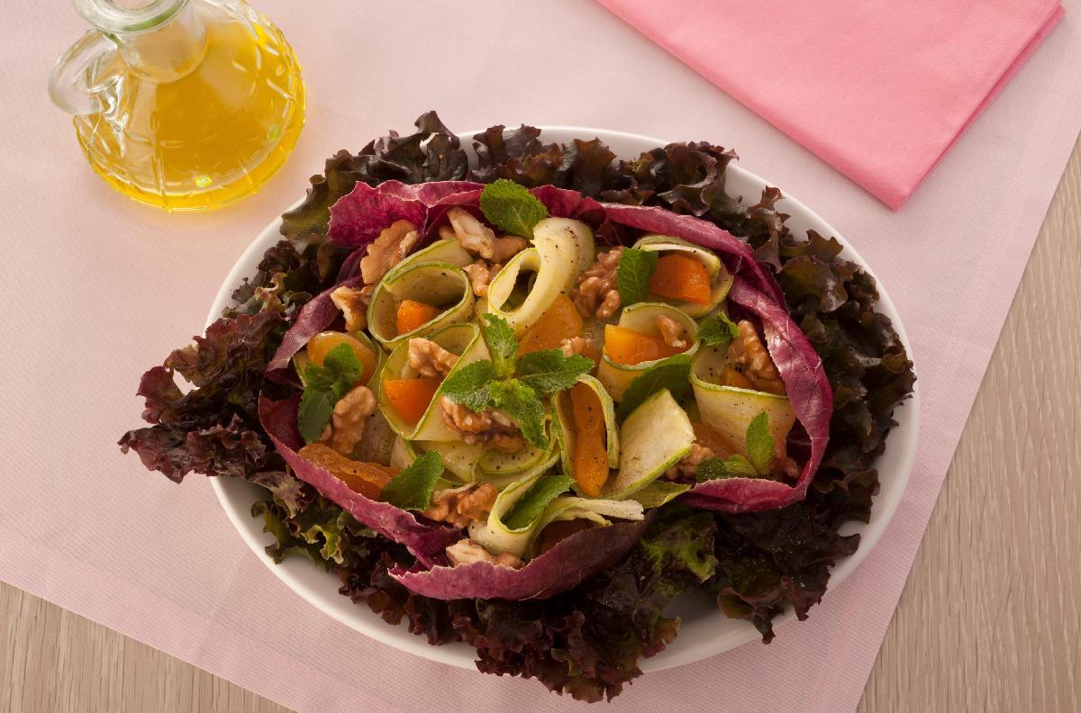 Salada de abobrinha com nozes, damasco e hortelã 