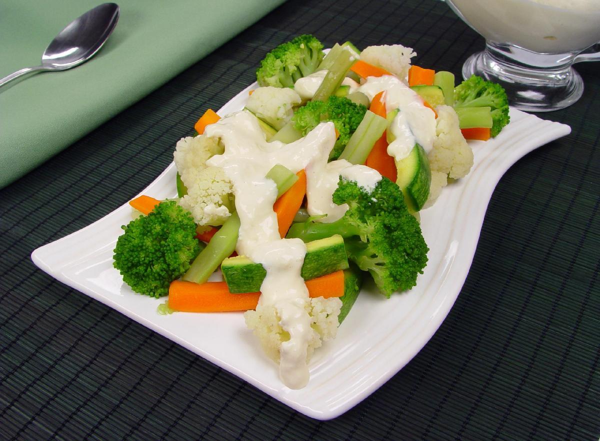 Salada de legumes com molho de queijo 