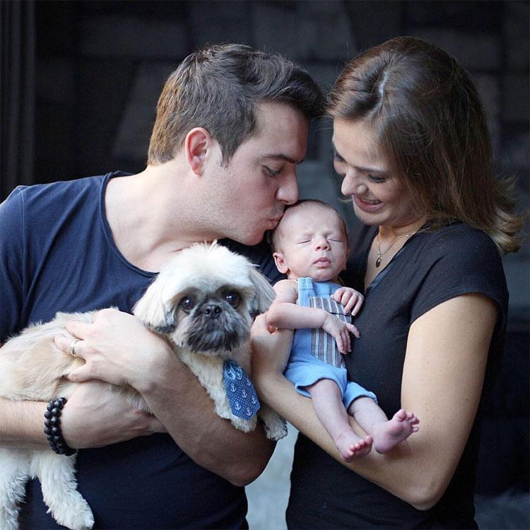 Thaís Pacholek e Belutti postam foto com filho recém-nascido 