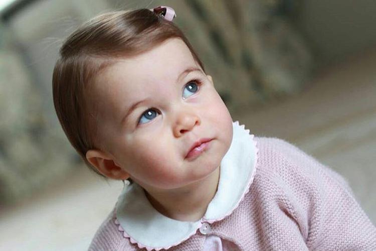 Palácio de Kensington divulga novas fotos da Princesa Charlotte, tiradas por Kate Middleton 