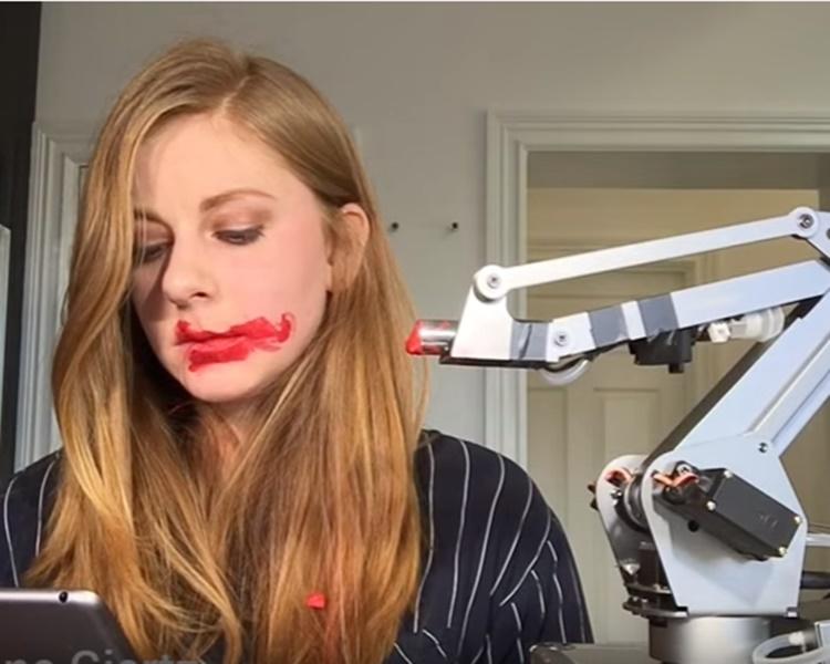 Você precisa ver os vídeos de Simone Giertz, a rainha dos robôs no Youtube 