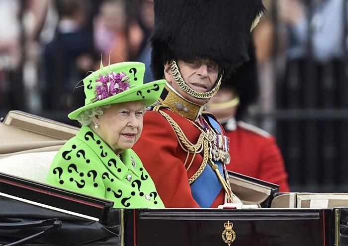 A Rainha Elizabeth II usou um traje verde-limão e a internet não perdoou 