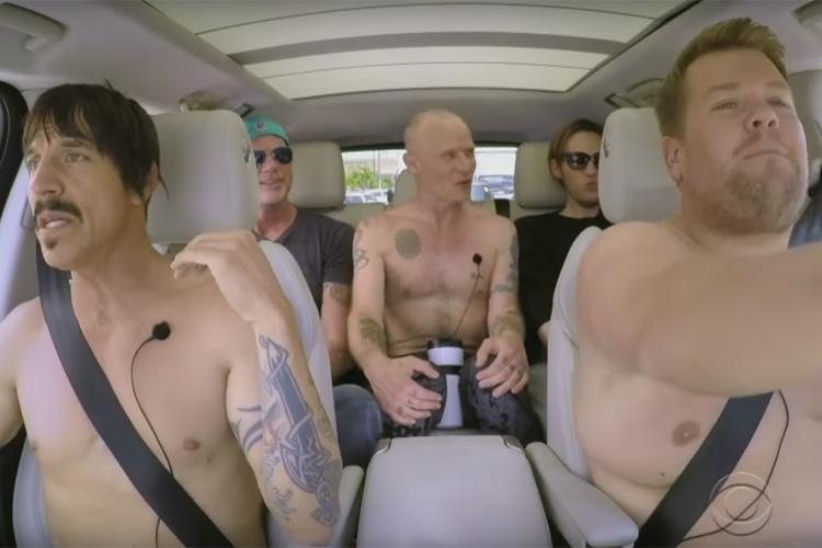 Integrantes do Red Hot Chili Peppers cantam sem camisa com James Corden 
