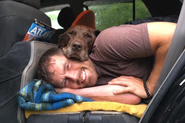 Homem faz viagem incrível nos últimos dias de cadela com câncer; veja fotos! 