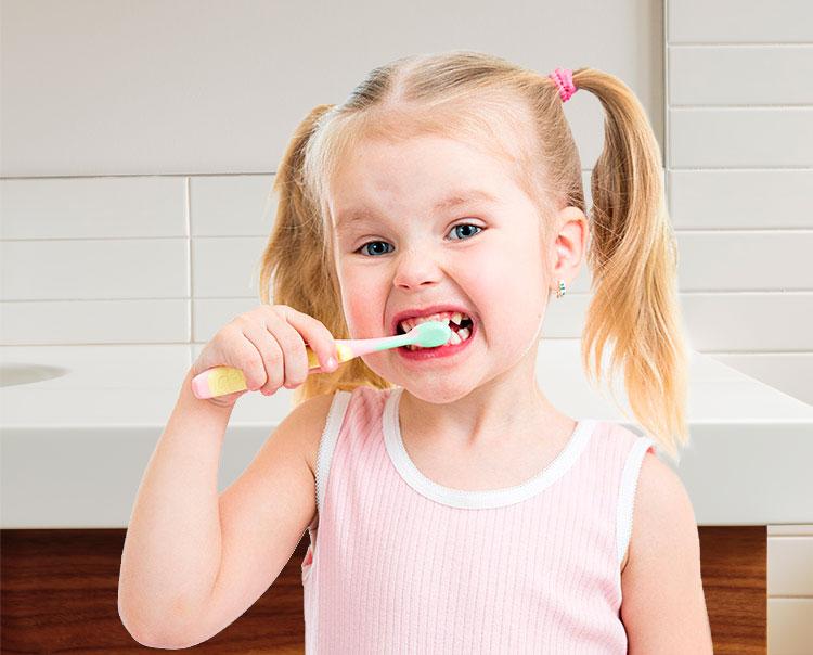 O jeito certo de escovar os dentes das crianças 