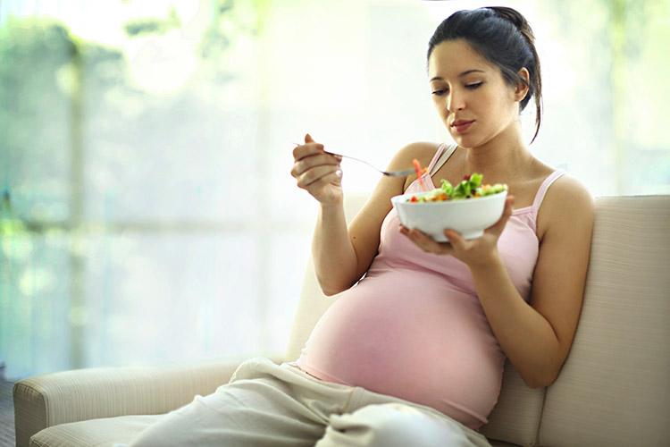 Má alimentação durante a gravidez: você sabia que afeta o bebê? 