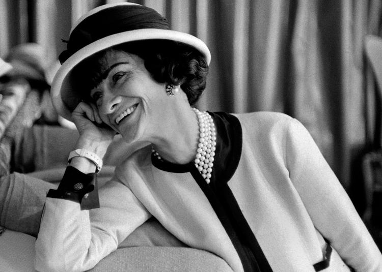 Conheça a história da estilista Coco Chanel 