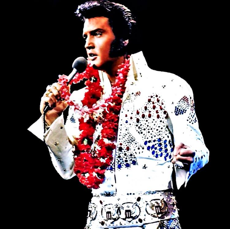 Elvis Presley e seu estilo extravagante e inovador de se vestir 