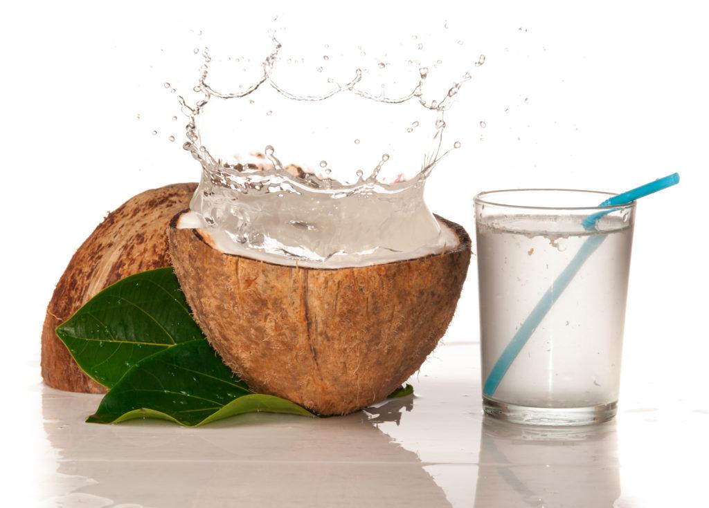 Água de coco: quais as vantagens e as melhores combinações! 