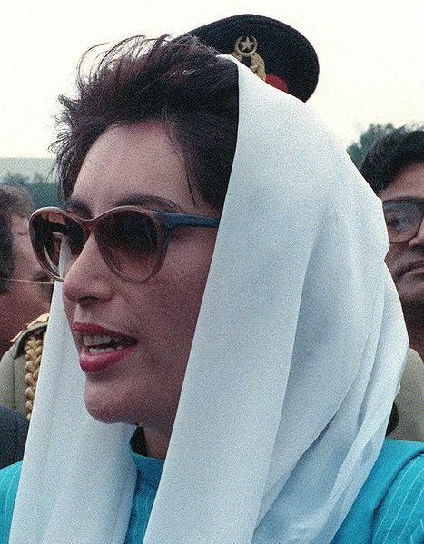 Benazir Bhutto, a 1ª mulher a chefiar o governo de um país muçulmano 