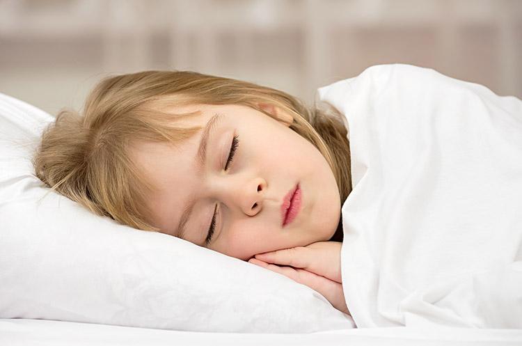 Dormir cedo: as crianças podem ir tarde para a cama? 