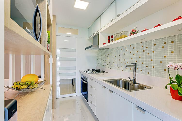 Cozinha de corredor: projeto reuniu funcionalidade e beleza ao cômodo 