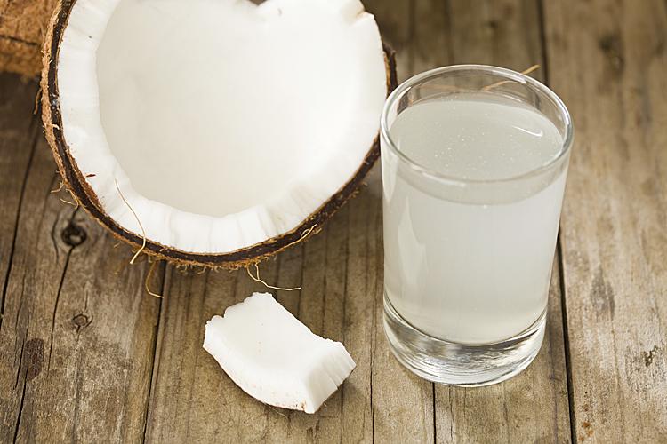 Água de coco: fortaleça sua saúde com a bebida 