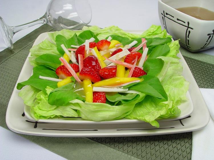 Turbine sua saúde com fruta nas saladas do dia a dia 