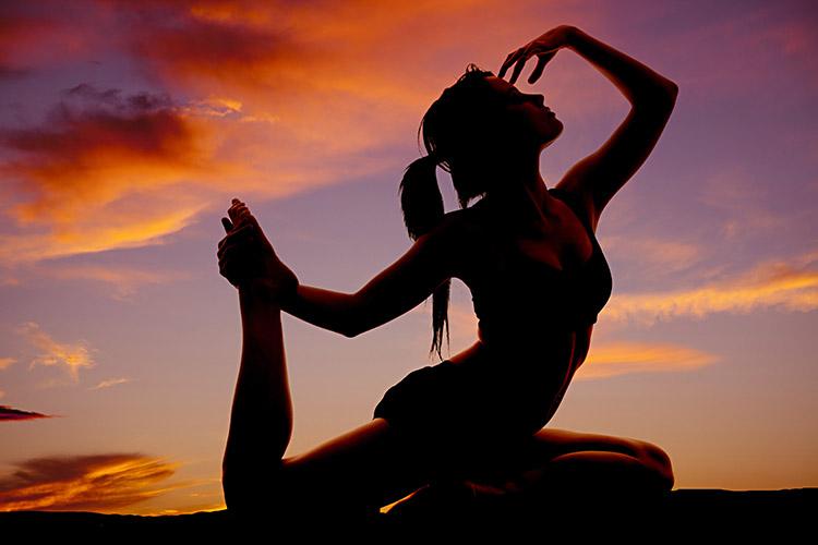 3 posições de yoga que vão favorecer sua saúde 