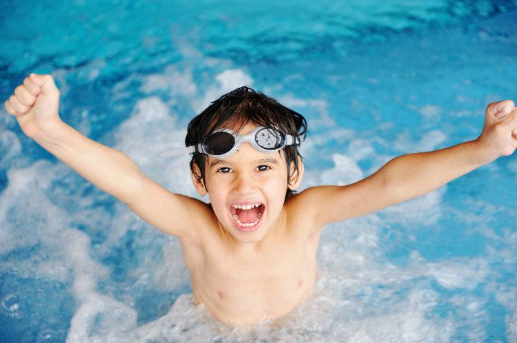 6 cuidados importantes com crianças na piscina 