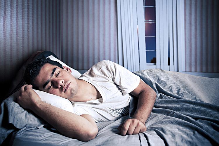 Dormir cedo colabora para a pressão alta, é o que diz estudo 
