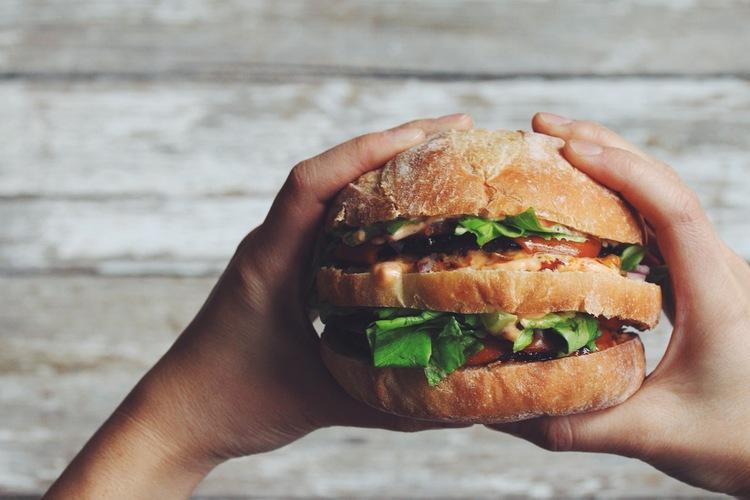 Conheça os 10 hambúrgueres de fast food mais calóricos do Brasil 