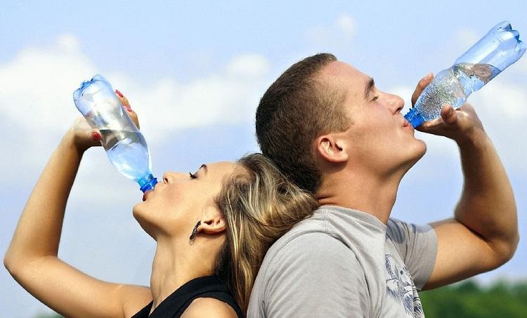 Beber água antes das refeições ajuda a emagrecer, conclui estudo 