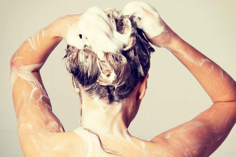 Aprenda a usar o shampoo, condicionador e máscara corretamente 
