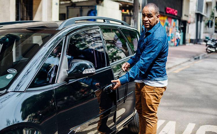 Músico do Raça Negra vira motorista do Uber e dá conselhos amorosos 