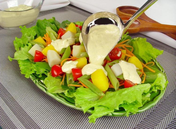 Receita de Salada com molho de queijo 