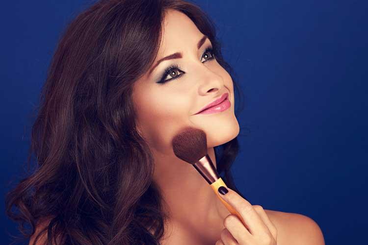 Maquiagem: dicas incríveis para uniformizar a pele e afinar o rosto 