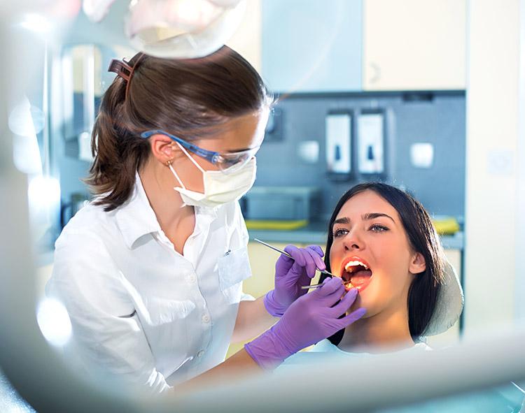 Dentista: segundo pesquisa, as mulheres vão mais do que os homens 