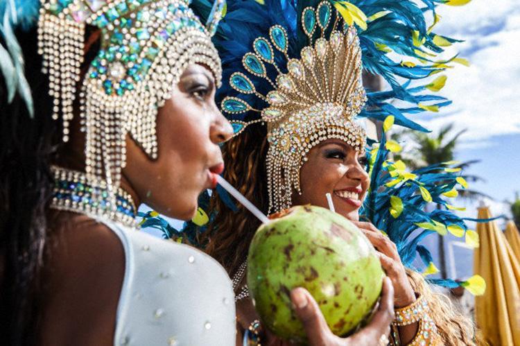 Hidratação no Carnaval: dicas da nutri para não passar apuros 