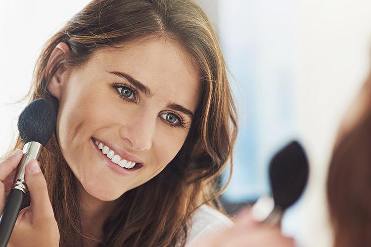 7 passos para retocar a maquiagem ao longo do dia 